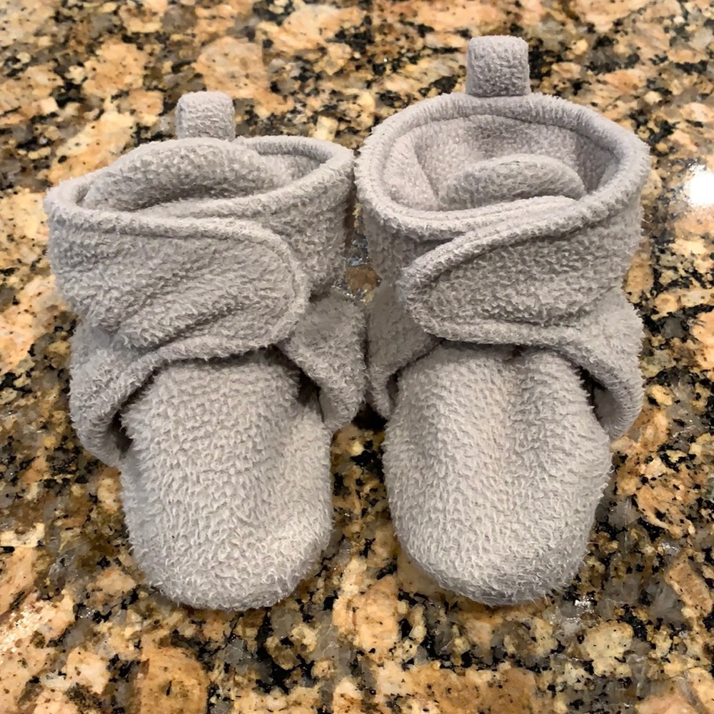 Luvable Friends Infant Slippers Sz 12-18mo